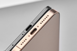How thin is the OPPO Find N5? Official Comparison of iPhones, Coins, and Bank Cards