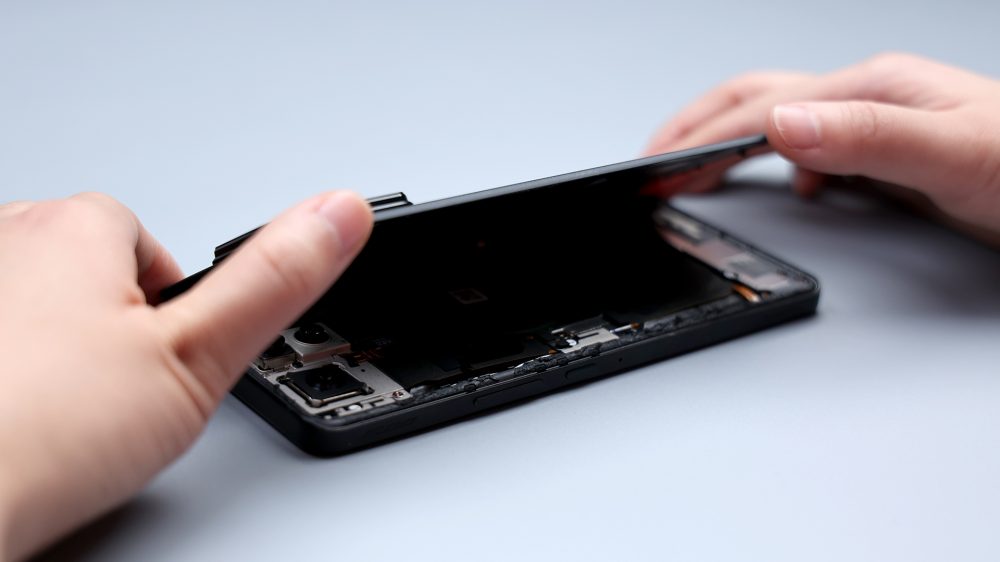 ASUS Rog Phone 8 Pro Teardown